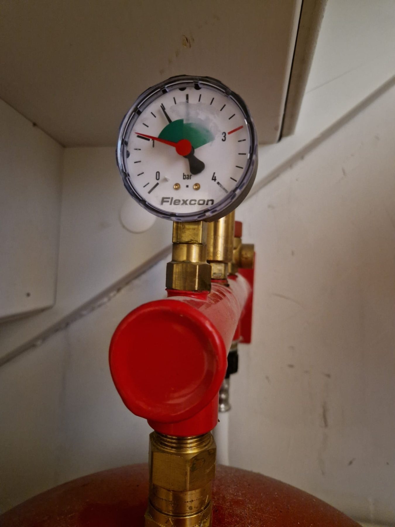 Manometer van het afgiftesysteem na vullen en ontluchten met herstelde systeemdruk