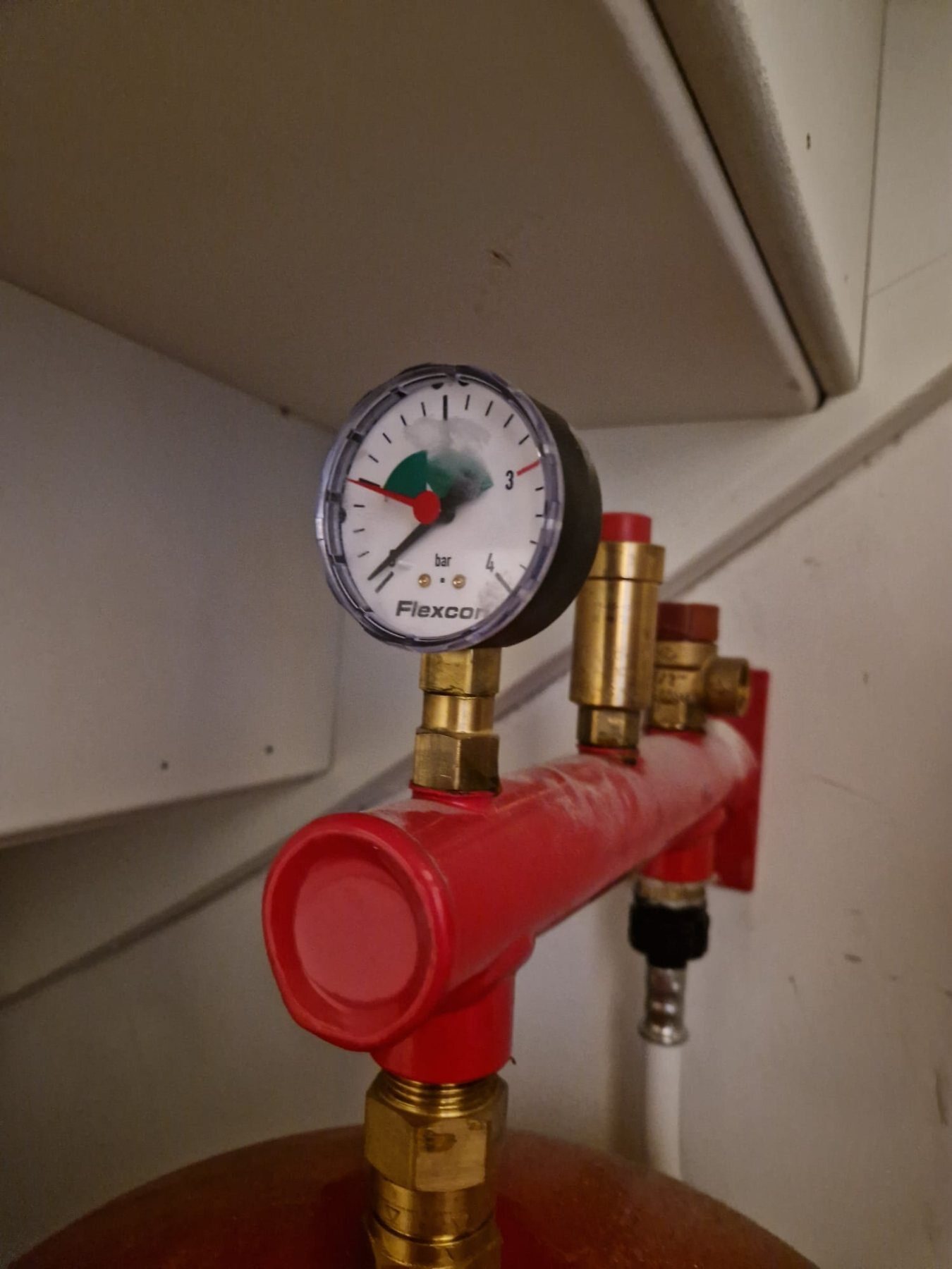 Manometer van het afgiftesysteem vóór herstel met zeer lage systeemdruk
